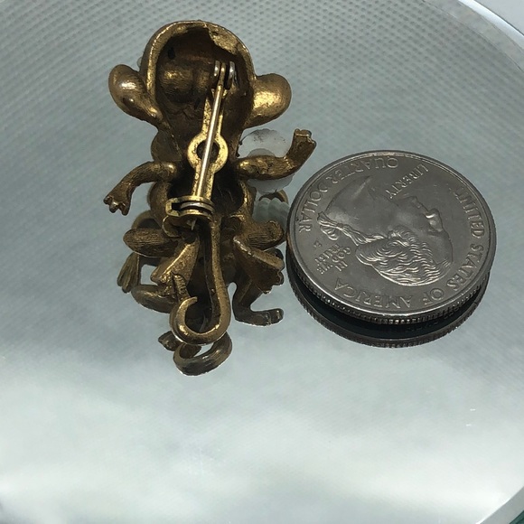 Lovely Monkey With Golf ball pin - Picture 2 of 2